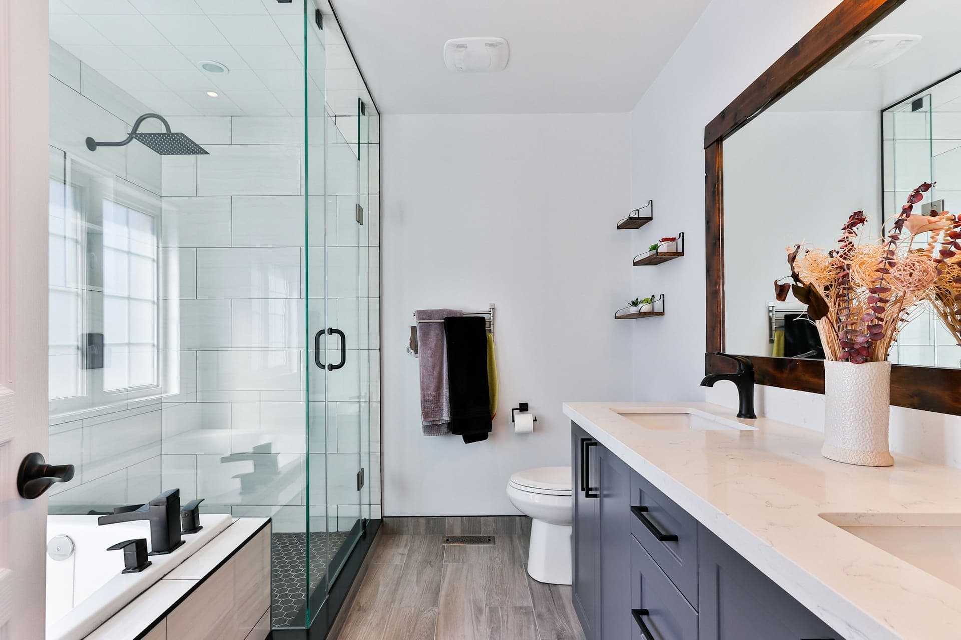 Lichte badkamer met inloopdouche, toilet en wastafelmeubel