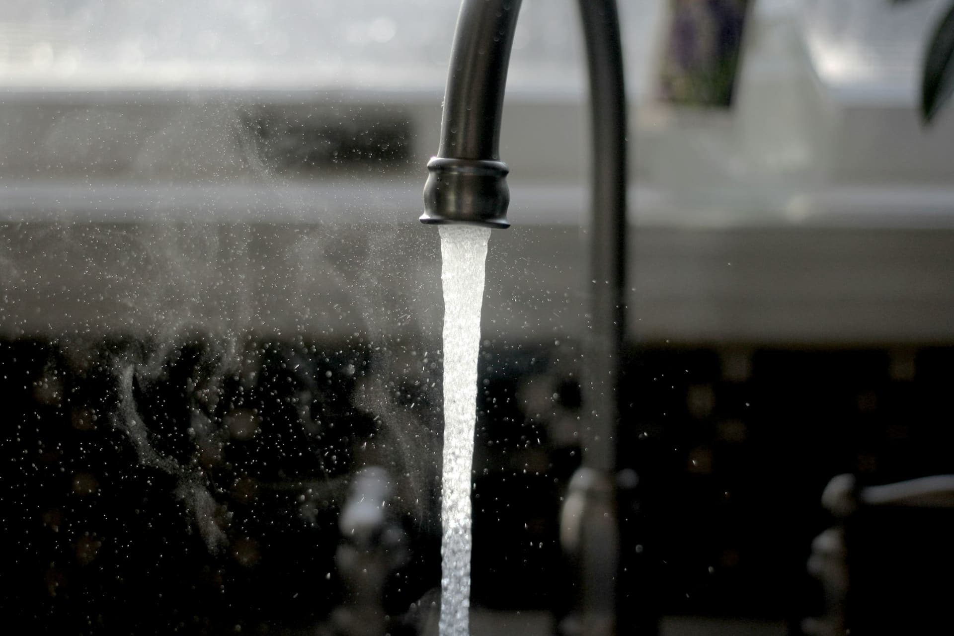 Water dat uit een kraan stroomt, spoed loodgieter in Breda
